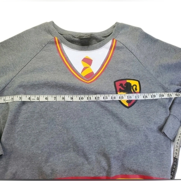Harry Potter Pullover Teens Junior 2XL Gray Gryffindor Fleece Sweater  NWOT - Picture 2 of 5